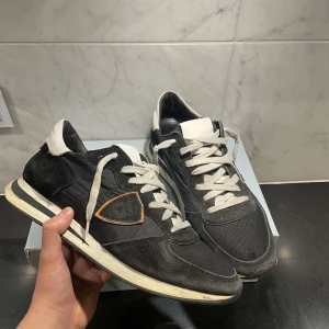 Svarta sneakers med vita detaljer - Snygga svarta sneakers med vita detaljer och snörning i väldigt bra skick. Skriv vid funderingar. 