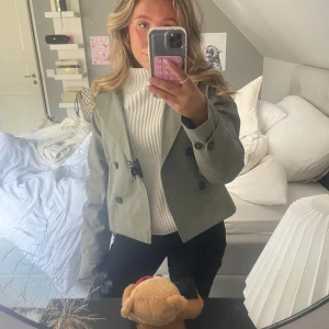 Grön trenchcoat - Snygg grön trenchcoat. Älskar denna men har två då jag fick dubbletter i present. Storlek m men sitter som xs/s. Så så fin ny som vårjacka!!Helt ny