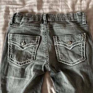 Lågmidjade jeans - Skitsnygga jeans med coola fickor från Gina Young . Älskar detaljerna med vita sömmar. Fickorna är vanliga fickor, de går inte att stänga på riktigt (kan visa  bild i dm). Lite slita längst ner men annars bra skick. Storlek 170 men passar mig som vanligtvis bär s/xs. Det finns resår i midjan som man kan spänna. 