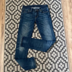 Blå jeans från Ralph Lauren - Snygga blå jeans från Ralph Lauren med en klassisk femficksdesign. De har en lätt slitning för en avslappnad look och en bekväm passform. Perfekta för en stilren vardagsstil. Nypris 2000