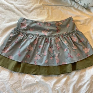 Volang kjol - Grön blomning volang kjol med dragkedja på sidan💚midjemått rakt över :36cm