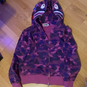 Bape Full Zip Hoodie i lila - Säljer en Bape Full Zip hoodie i färgen lila. Endast använd några gånger/ Bra skick. Storlek L men sitter som en M.