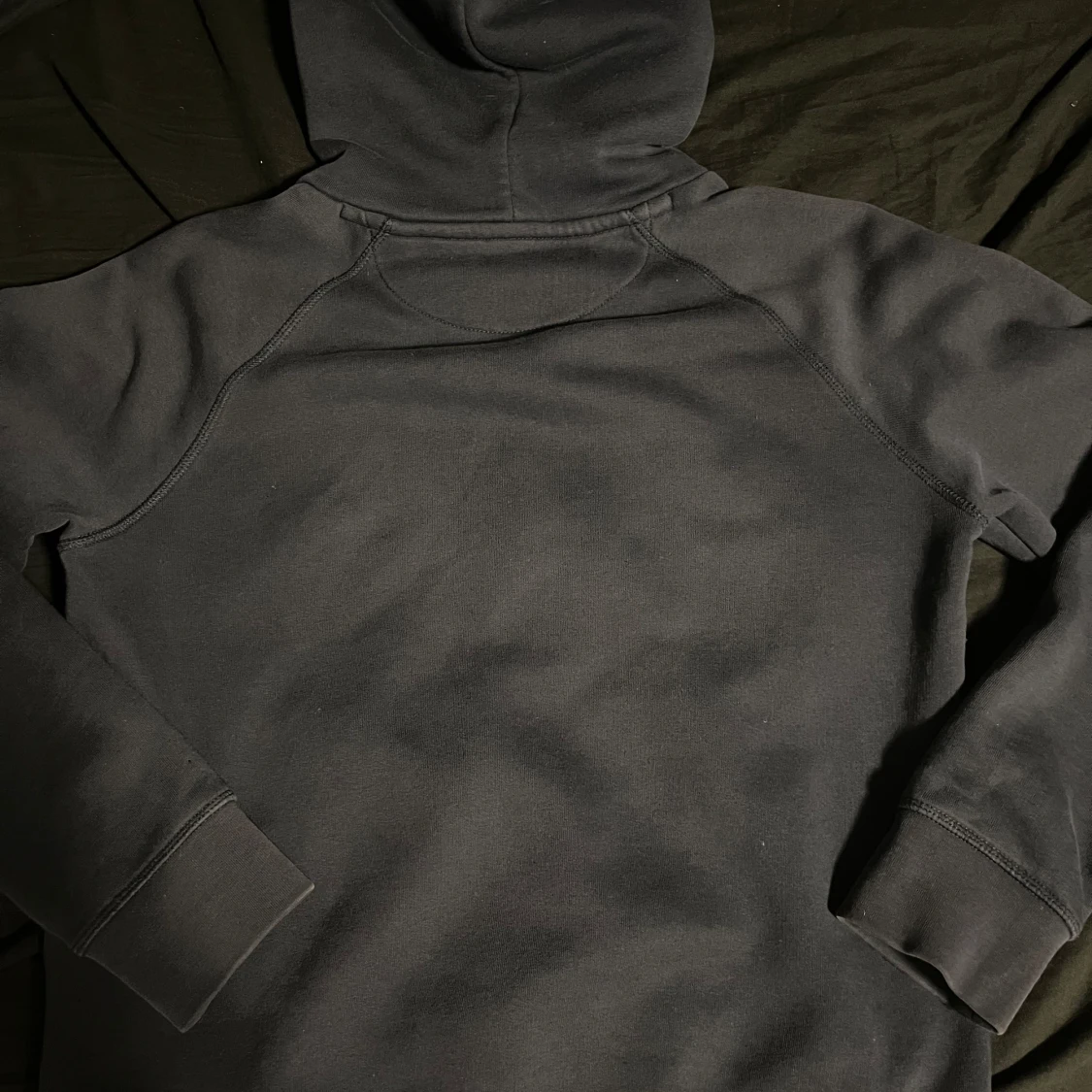 Svart hoodie från GANT - 1