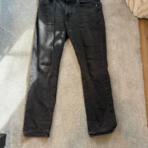 Svarta jeansbyxor - Snygga svarta jeansbyxor med en klassisk femficksdesign. De har en dragkedja och knapp framtill. Perfekta för en stilren look.