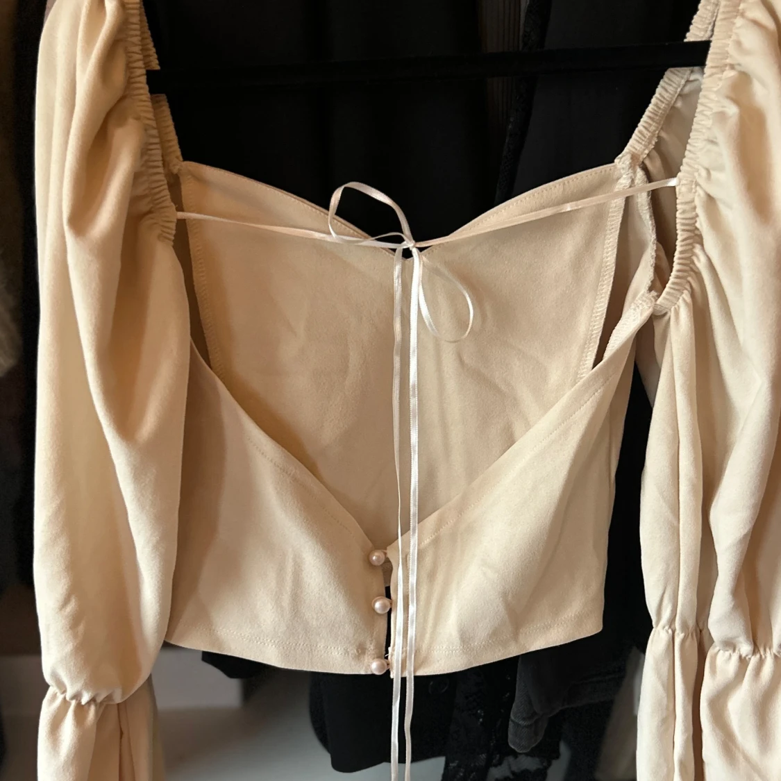 Beige croppad blus med knytband - 1