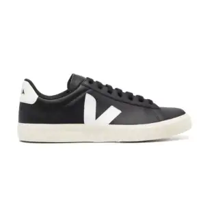 Säljer mina snygga svarta sneakers från Veja! Skorna är sparsamt andvända och köptes förra sommaren❤️säljer då jag köpt nya. Bara och skriva för egna bilder mm❤️