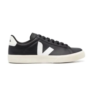 Svarta sneakers från Veja - Säljer mina snygga svarta sneakers från Veja! Skorna är sparsamt andvända och köptes förra sommaren❤️säljer då jag köpt nya. Bara och skriva för egna bilder mm❤️