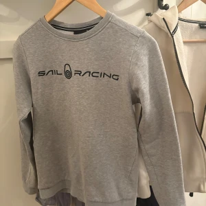 Sail racing tröja - Knappt använd Sail racing tröja grå färg. Storlek 160.
