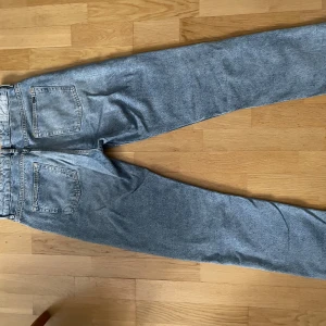 Blå jeans från Karve - Snygga blå jeans från Karve med en straight fit. De har en klassisk design med fem fickor och knappgylf. Perfekta för en avslappnad stil. Nästan helt nya har använts typ 5 gånger. Pris går att diskutera vid snabbt köp 