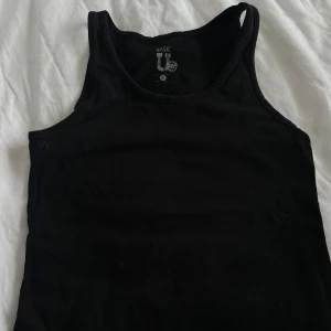 Svart linnetopp från Basic U - Säljer en enkel och stilren svart linnetopp från Basic U. Perfekt för lager-på-lager eller att bära som den är. Linnet har en klassisk rund halsringning och ärmlös design. Har två likadana så hör gärna av dig🤗