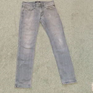Gråa replay Anbass jeans - Snygga grå jeans från replay. 34 32