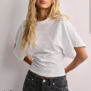 Vit t-shirt från Nelly - Säljer en helt oanvänd t shirt från nelly i xxs, nypris 299kr💕