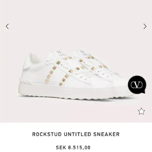 Vita Rockstud Valentinos - Snygga vita sneakers från Valentino med ikoniska Rockstud-detaljer i guld. Skorna har en klassisk design med snörning och en bekväm sula. Perfekta för att ge en lyxig touch till din outfit. Storlek 38 1/2. Har inte box men dem är garanterat äkta, haft dem ett tag och kvittot ligger någonstans😅😅 skicka prisförslag🥰