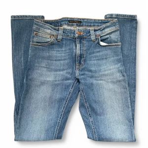Blå jeans från Nudie Jeans - Snygga blå jeans från Nudie Jeans utan tecken på användning! Mitt pris 499 kr men kan diskuteras. Skriv vid minsta fundering eller behov av fler bilder. 