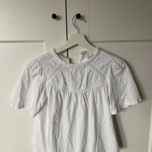 Vit blus med broderad detalj - Säljer fin vit blus från Zara som har använts några gånger men är i mycket bra skick. Blusen är i storlek 152/ 11-12 år men är lite stor i storlek💕