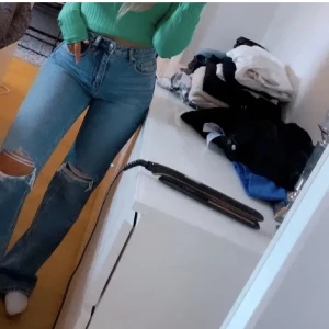 Jeans  - Snygga blå jeans med hög midja och slitningar på knäna från Vero Moda. Stl. 25/32. Sparsamt använda. Nypris 599kr.