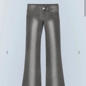 Cheap Monday jeans - Använda få gånger, storlek 29/32 dvs midjemått ca 40 cm och innerbenslängd är 82😊