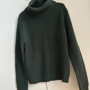 Stickad polotröja - Stickad polotröja med hög krage från Salt.