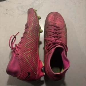 Rosa fotbollsskor från Nike - Andvända men mycket bra skick inga skador på skorna bara smuts. Köpta för 1099kr