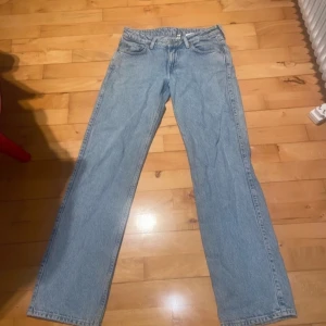 Blå jeans från Weekday - Säljer ett par klassiska blå jeans från Weekday. Jeansens modell är Low waist arrow jeans. Orginal pris 500kr mitt pris 170kr. Skulle säga att jeansen är i storlek S
