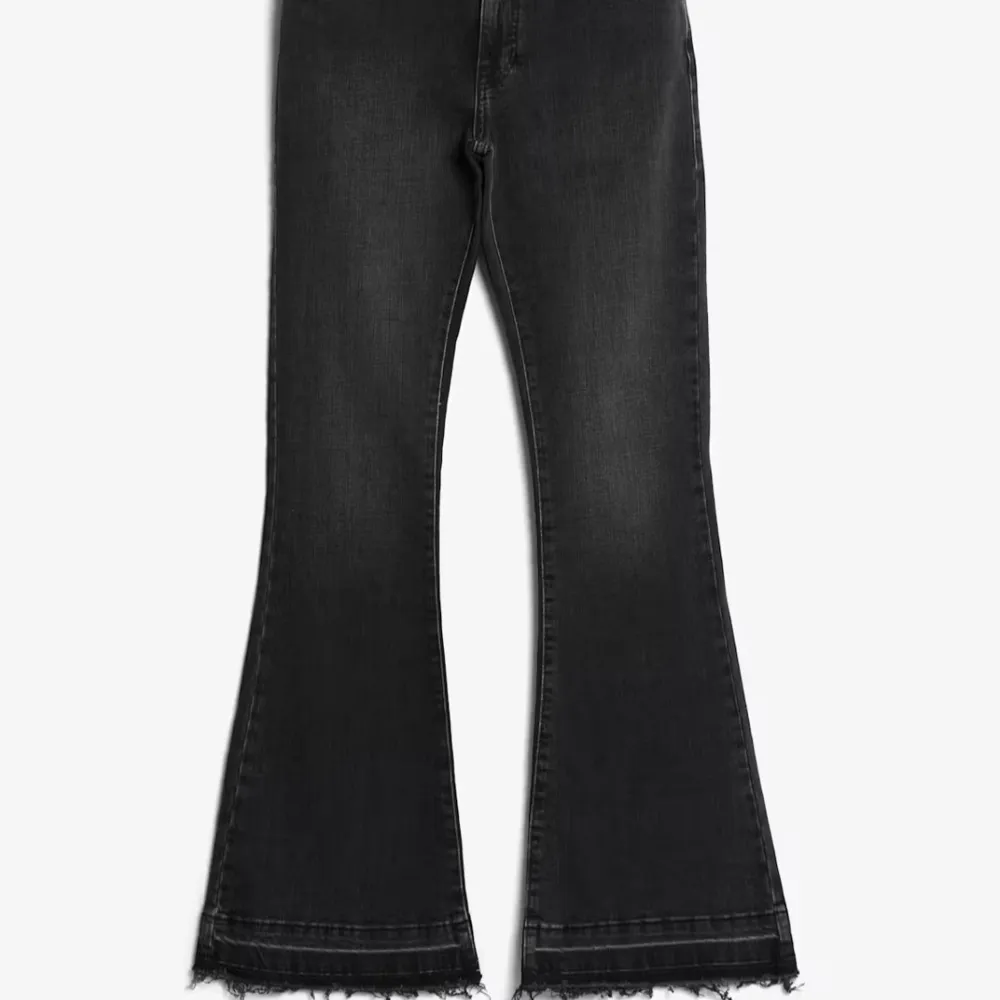 Super snygga svarta jeans💞 kan inte vissa på då de ej passar! Aldrig använda . Farkut & Housut.