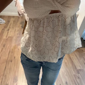 Snygg sommar topp - Säljer denna då den inte satt bra på mig! Aldrig använd, endast testad, alla lappar och taggar är kvar på toppen! Pris kan diskuteras! 🩵🩵