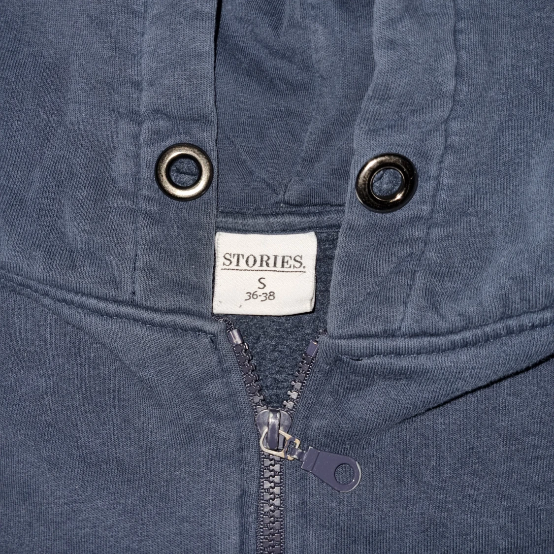 Mörkblå hoodie från Stories - 2