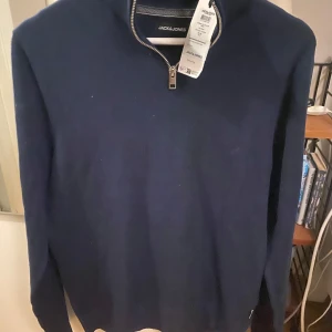 Jack N Jones halfzip - Helt oanvänd med lappen kvar. Pris 350 nypris 600. Kan gå ner i pris vid snabb affär. Storlek S vanlig passform.