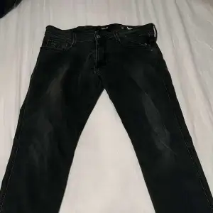 Säljer dessa svarta replay jeans i storlek 34, längd 32 Väldigt bra skick, kom privat för fler bilder