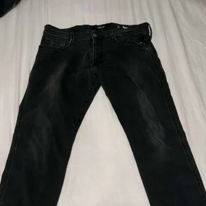 Replay Jeans - Säljer dessa svarta replay jeans i storlek 34, längd 32 Väldigt bra skick, kom privat för fler bilder