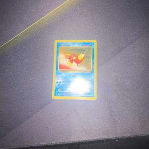 Säljer ett Magikarp Pokémonkort med blå ram och klassisk design. Kortet har en bild av Magikarp i mitten och text med dess egenskaper och attacker, den har lite white spots på sidorna. Perfekt för samlare eller Pokémonfans!