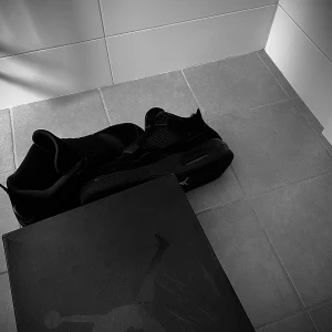 Svarta Nike Air Jordans - Snygga svarta Nike Air Jordans med klassisk design. Perfekta för dig som älskar stilrena sneakers med en sportig touch. Skorna har en ikonisk siluett och är ett måste för alla sneakerheads.