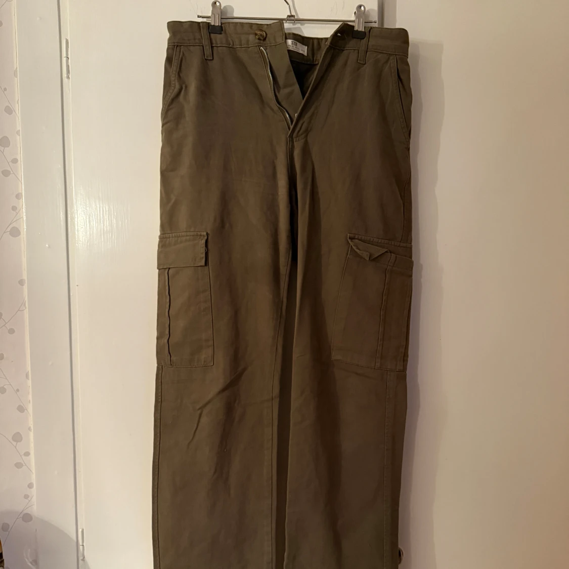 Bruna cargopants från stradivarius  - 1