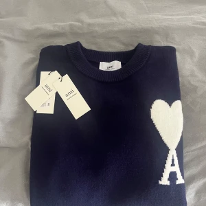 Ami Paris  - Säljer min Ami Paris tröja som jag längre inte använder. Den är i väldigt bra skick och är i storlek M. Påse och taga följer med! Det är bara ställa frågor om du undrar något!