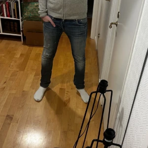 Dondup jeans - Säljer ett par feta dondup jeans med sköna slitage och fade. Modellen är okänd men sitter slim som George/sammy. Ändå flaw så vitt jag vet är lappen som syns på bild fem på insidan som gått bort en del. Bara komma pv om frågor!🔥💯🤩