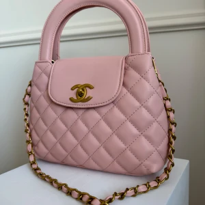 Lyxig rosa väska  - Helt ny och oanvänd väska!  Längd: 23cm höjd: 26cm !! Inte köpt från zara !! 