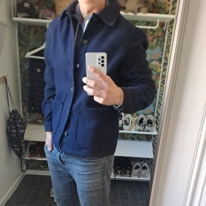 Mörkblå overshirt från Mango - Tja jag säljer en mörkblå overshirt från Mango då den inte kommer till användning längre. Den är perfekt för en avslappnad look då den går att styra på alla möjliga sätt. Priset är inte hugget i sten och hör av er vid minsta fundering