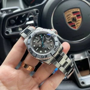 Seiko Yachtmaster mod - Inspirerad av den klassiska Yachtmaster-designen och utrustad med den välkända Seiko NH35 automatiska rörelsen, är Seiko Mod Yachtmaster en 40 mm klocka som kombinerar lyx, hållbarhet och prisvärdhet.  Handmonterad med följande funktioner: • Diameter: 40 mm (utan krona) • Rörelse: Seiko NH35 automatisk • Tjocklek: 12 mm • Glas: Rep-resistent safir med anti-reflexbehandling • Luminova: Ja • Fall: 316L rostfritt stål • Vattentålig: 3 ATM