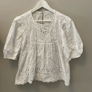 Blus  - Jätte fin blus, knappt använd 