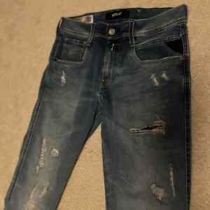 Replay anbass Hyperflex slim fit W28/L32 - Tjena, säljer dessa Replay anbass hyperflex i strl W28/L32. Jeansen är i mycket bra skick och är endast använda ett fåtal gånger. Fundera inte på att höra av dig😊