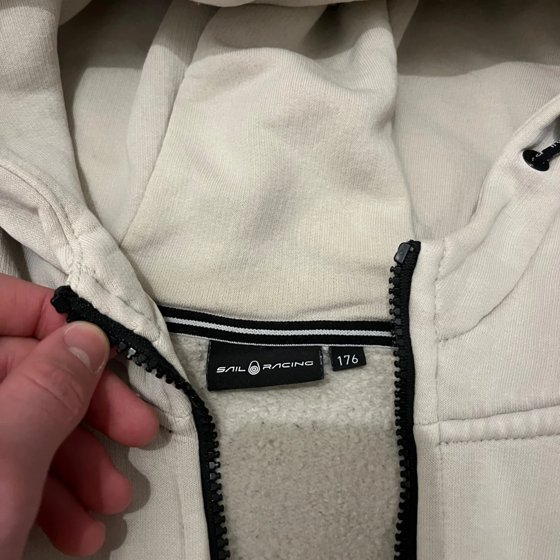 Beige huvtröja från Sail Racing - 2