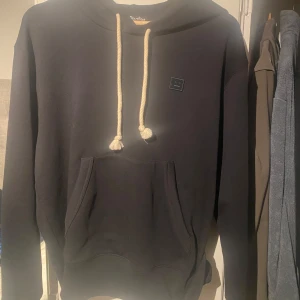 Svart hoodie från Acne Studios - Helt ny Acne Studios hoodie. Endast provad. Regular fit. Nypris 3000. Hör av dig vid funderingar🙏🏼