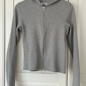 Grå ribbad hoodie från Weekday - Säljer en grå ribbad hoodie från Weekday. Dragkedja framtill och långa ärmar. 
