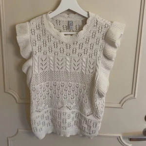 Topp från only  - Virkad topp med volanger från only. Knappt använd 