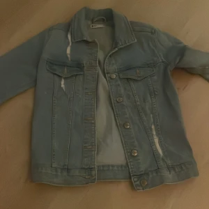 Ljusblå jeansjacka från Perfect Jeans - Säljer en snygg ljusblå jeansjacka från Perfect Jeans i storlek XS. 