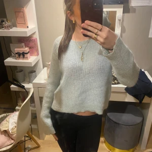 Ljusgrön stickad tröja - Säljer en mysig ljusgrön stickad tröja med långa ärmar. Den har en liten defekt som ni ser på andra bilden men de är inget jag tycker syns, jag har inte märkt av det själv ❤️