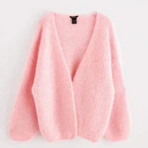 Rosa fluffig kofta från Lindex  - Säljer en supermjuk och fluffig rosa kofta från lindex i strl M/L men passar nog dom flesta. Till och med s. Säljs pågrund av att jag redan har en. Helt ny 