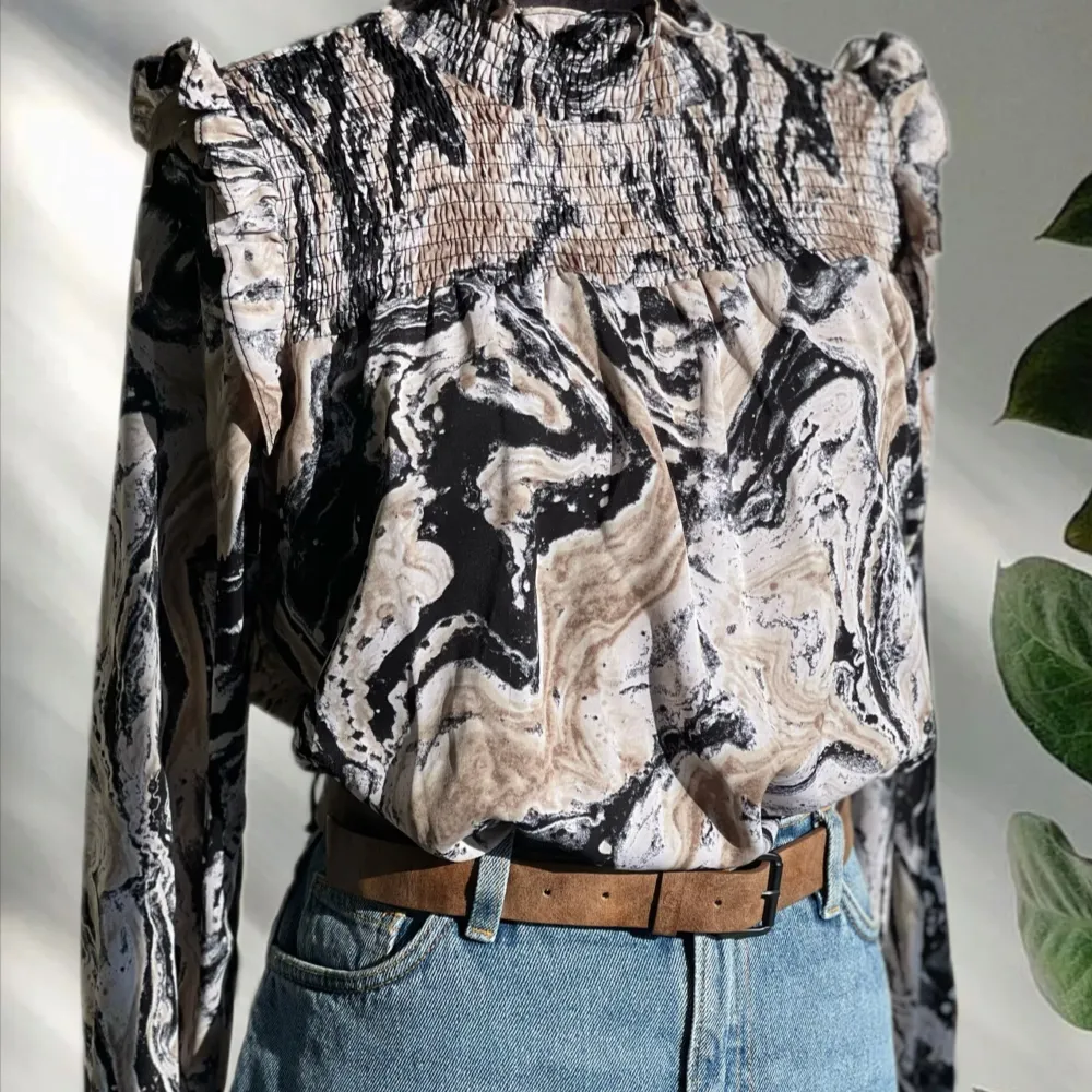 Blus från Unika Paris storlek M / L , luftigt och bekvämt material . Puserot.