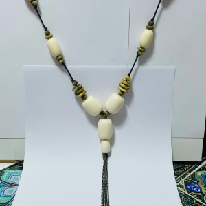 Vintage Necklace/Halsband/ with Wood and Plastic Beads - Vintage necklace that is made of quality plastic beads and wood beads. The wood beads needs a little polish to freshens up or why not use it as it is. 