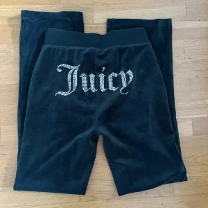 Gröna  velourbyxor från Juicy Couture - Snygga gröna byxor  från Juicy Couture ( helt oanvända )